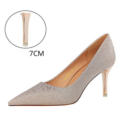 Stílusos női cipő hegyes modell, fényes hatással és magassarkúval