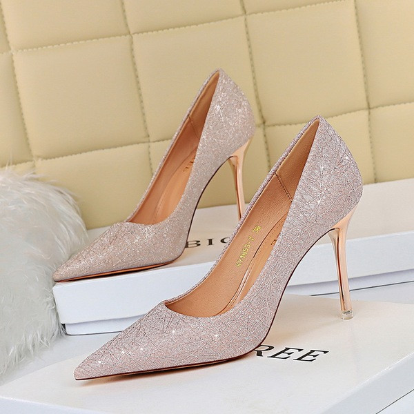 Stílusos női cipő hegyes modell, fényes hatással és magassarkúval