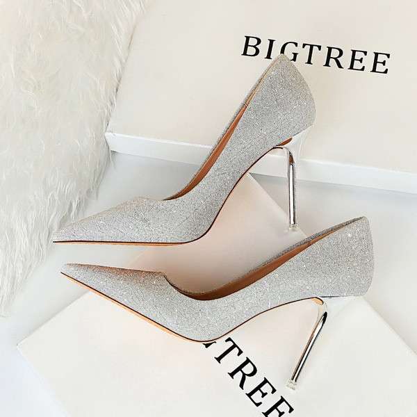 Stílusos női cipő hegyes modell, fényes hatással és magassarkúval