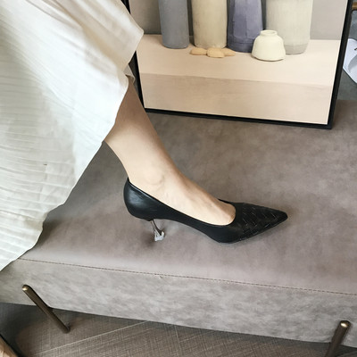 Sarkú női bőrcipő új modellje - hegyes modell