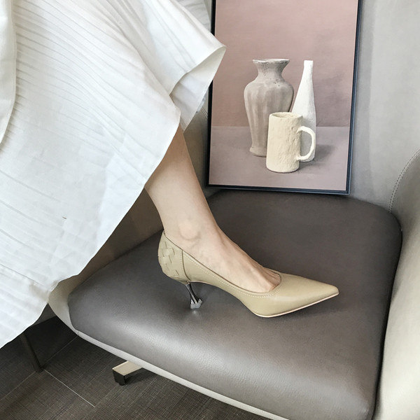 Sarkú női bőrcipő új modellje - hegyes modell