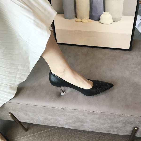 Sarkú női bőrcipő új modellje - hegyes modell