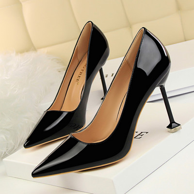 Öko velúrból vagy öko bőrből készült modern női cipő, vékony sarokkal