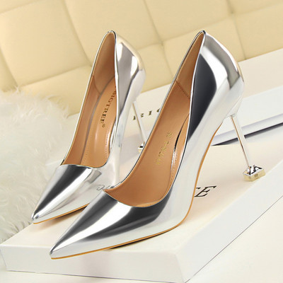 Öko velúrból vagy öko bőrből készült modern női cipő, vékony sarokkal