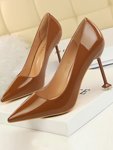 Öko velúrból vagy öko bőrből készült modern női cipő, vékony sarokkal