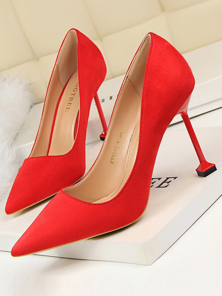 Öko velúrból vagy öko bőrből készült modern női cipő, vékony sarokkal