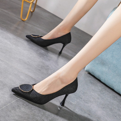 Aktuális női cipő 3D elemmel és sarokkal 8 cm