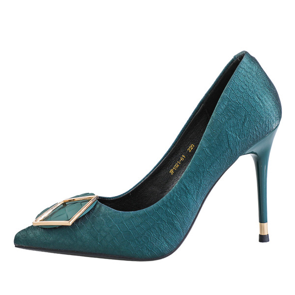 Női cipő magassarkúval és fém elemekkel három színben