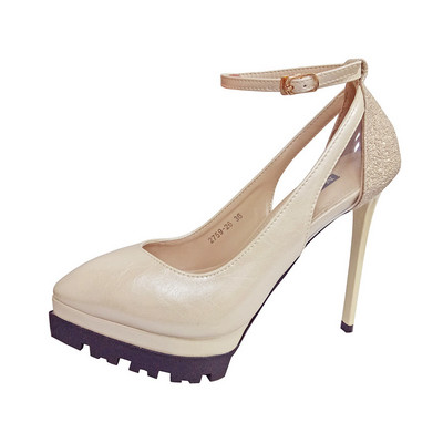 Aktuális női cipő hegyes modell magassarkúval