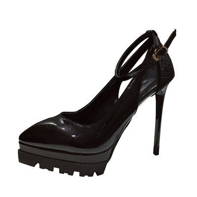 Aktuális női cipő hegyes modell magassarkúval