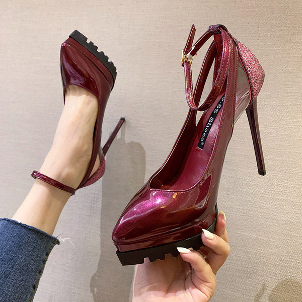 Aktuális női cipő hegyes modell magassarkúval