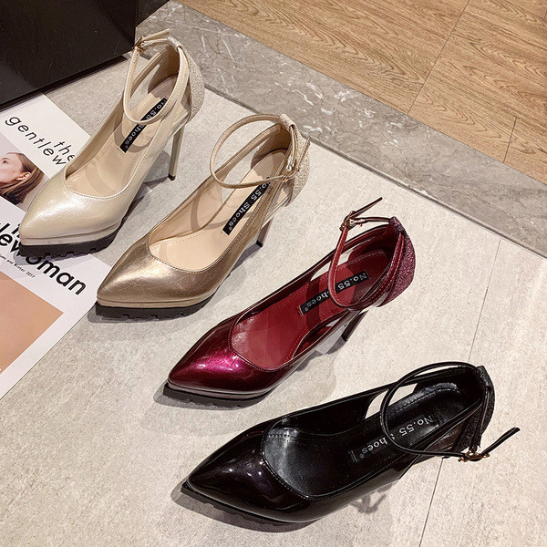 Aktuális női cipő hegyes modell magassarkúval