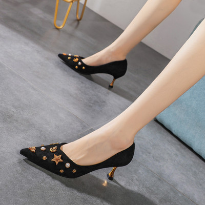 Új női cipő modell fém elemekkel és 5,5 cm-es sarokkal