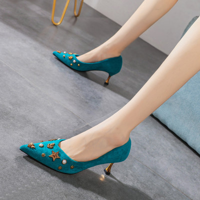 Új női cipő modell fém elemekkel és 5,5 cm-es sarokkal