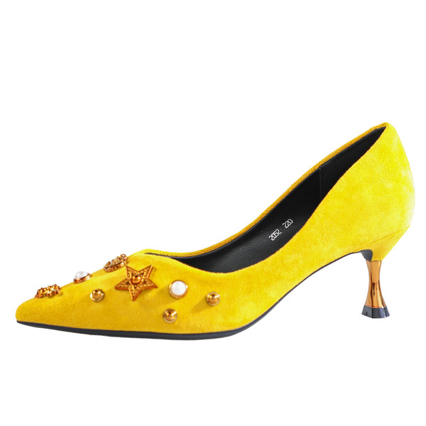 Új női cipő modell fém elemekkel és 5,5 cm-es sarokkal