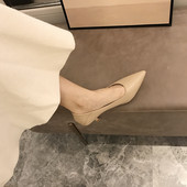 Női bőr cipő hegyes orrral, letisztult modell