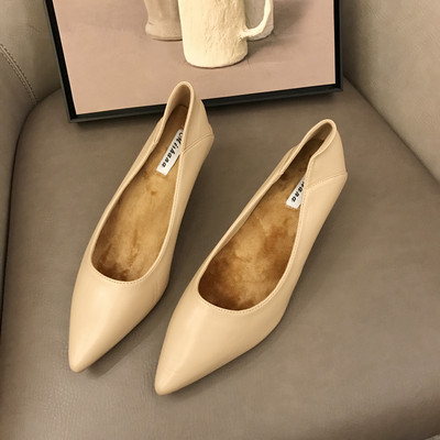 Női bőr cipő hegyes orrral, letisztult modell