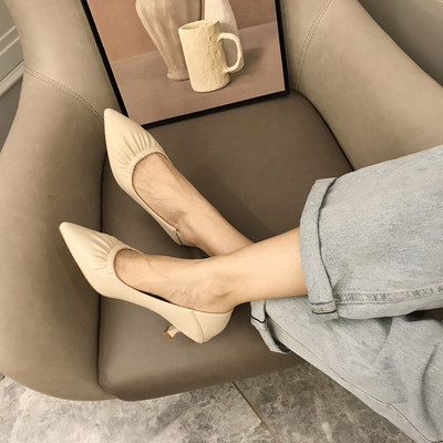 Női bőr cipő hegyes orrral, letisztult modell