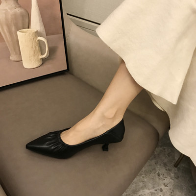 Női bőr cipő hegyes orrral, letisztult modell