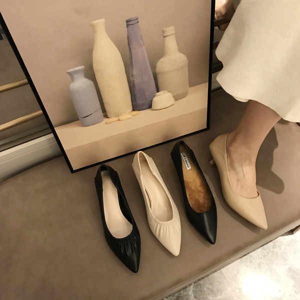 Női bőr cipő hegyes orrral, letisztult modell