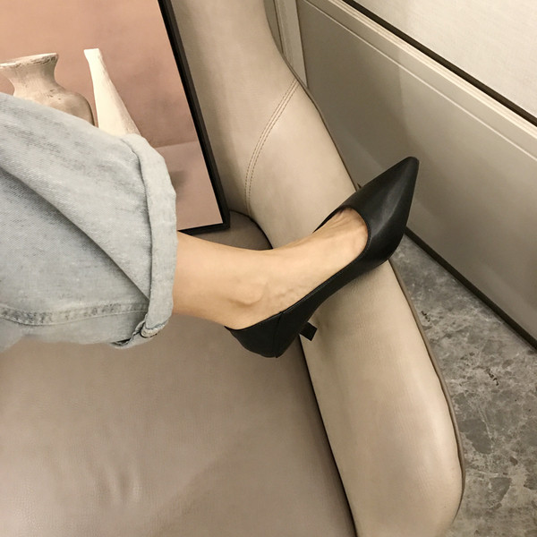 Női bőr cipő hegyes orrral, letisztult modell