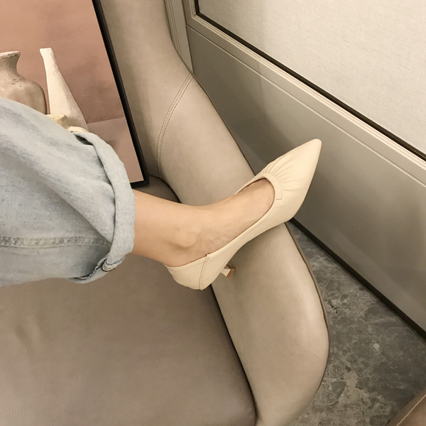 Női bőr cipő hegyes orrral, letisztult modell