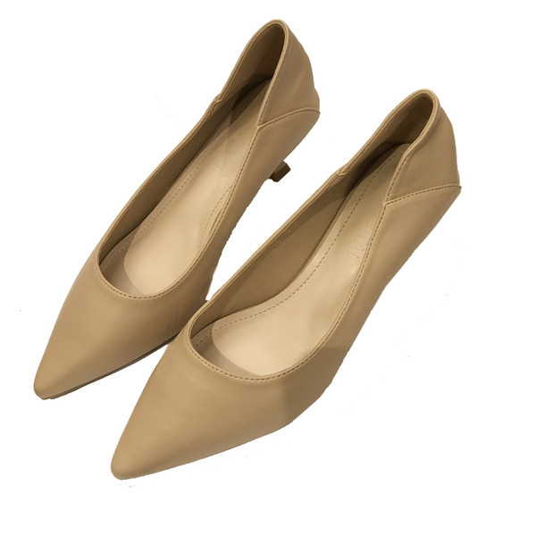 Női bőr cipő hegyes orrral, letisztult modell