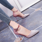 Vékony sarkú, fényes női cipő