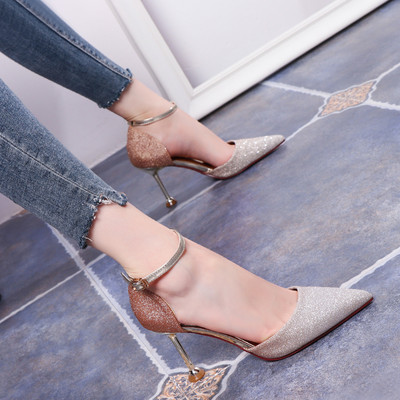 Vékony sarkú, fényes női cipő