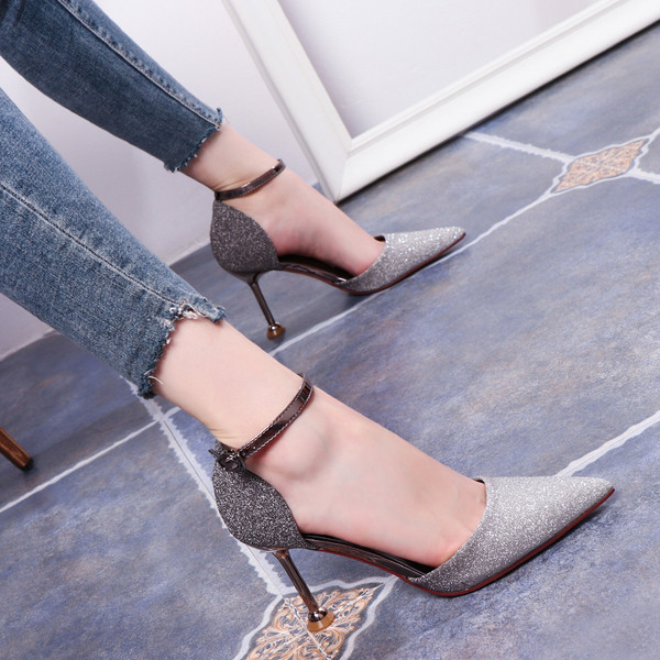 Vékony sarkú, fényes női cipő