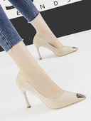 Vékony sarkú női cipő kihegyezett modellje