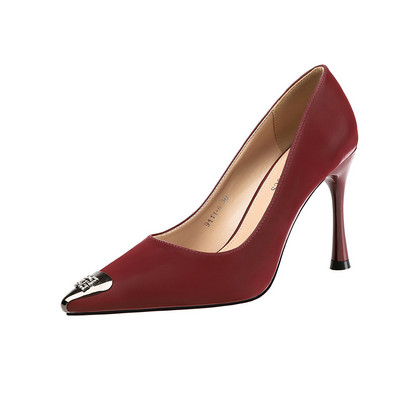 Vékony sarkú női cipő kihegyezett modellje