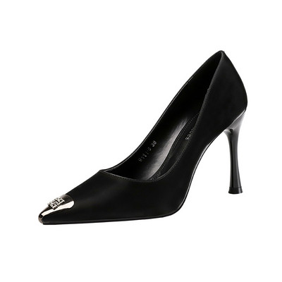 Vékony sarkú női cipő kihegyezett modellje