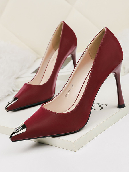 Vékony sarkú női cipő kihegyezett modellje