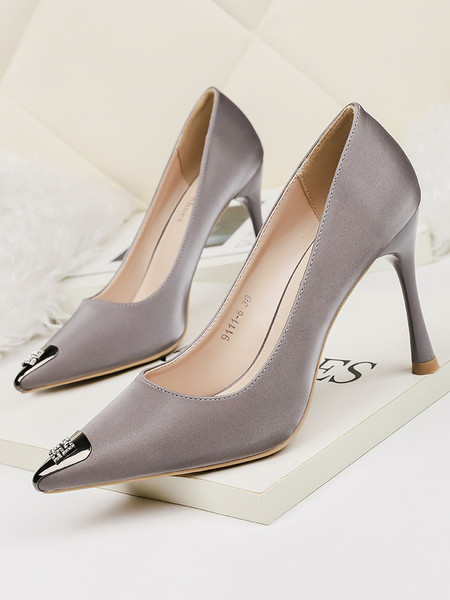 Vékony sarkú női cipő kihegyezett modellje