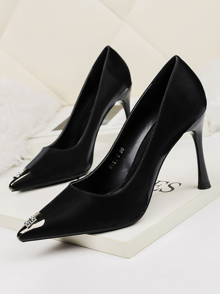 Vékony sarkú női cipő kihegyezett modellje