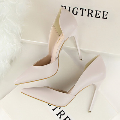 Stílusos női cipő hegyes modell magassarkúval - többféle modell