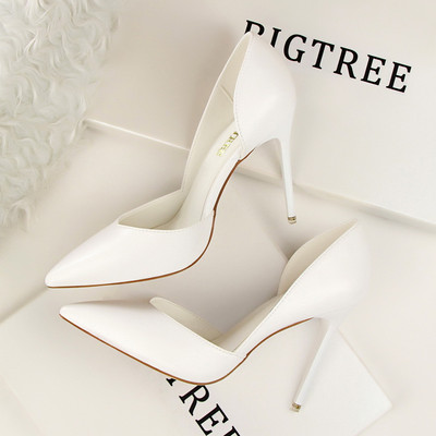 Stílusos női cipő hegyes modell magassarkúval - többféle modell