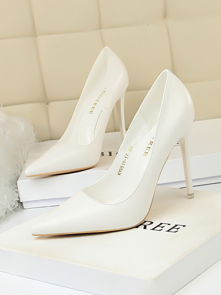 Stílusos női cipő hegyes modell magassarkúval - többféle modell