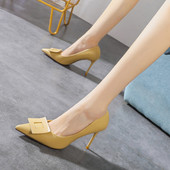 Stílusos női cipő magassarkúval és csattal - hegyes modell