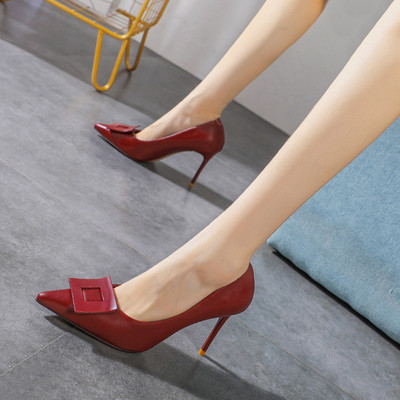 Stílusos női cipő magassarkúval és csattal - hegyes modell