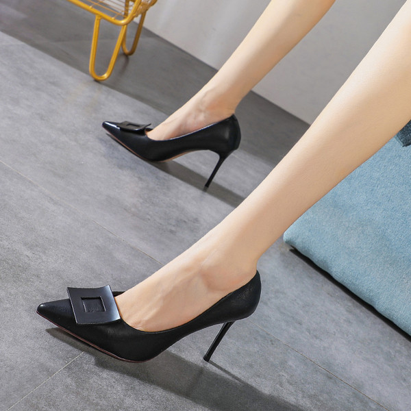 Stílusos női cipő magassarkúval és csattal - hegyes modell