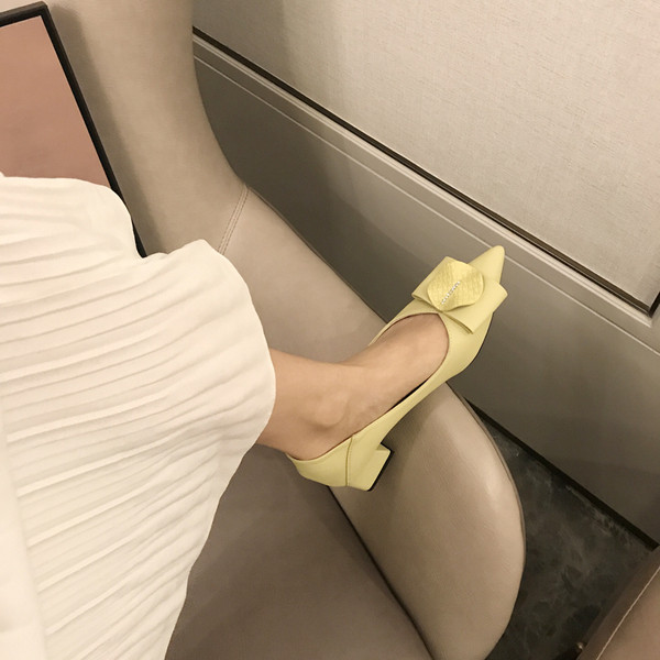 Női alkalmi cipő fém díszítéssel, alacsony, vastag sarokkal