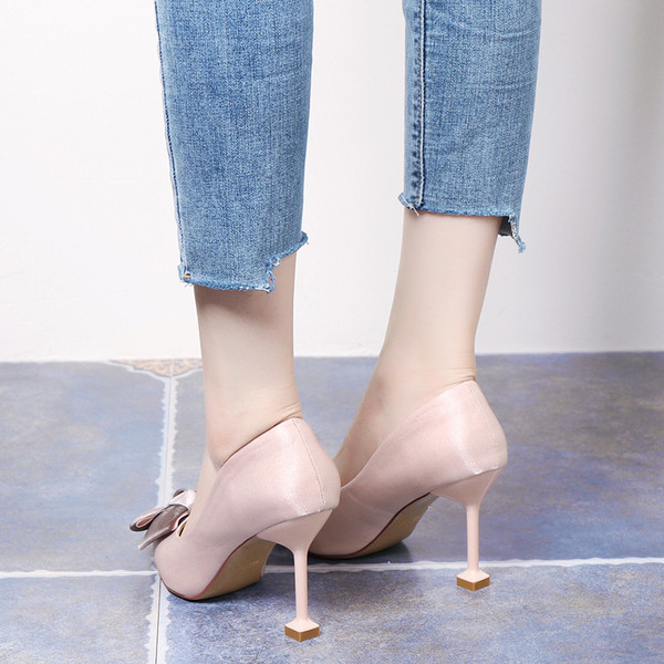 Női hegyes cipő szalaggal és szaténnal