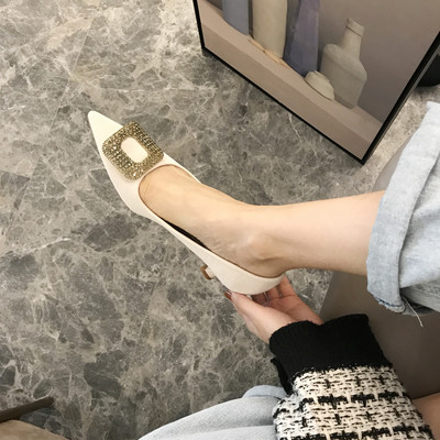 Modern női cipő fém díszítéssel és kövekkel