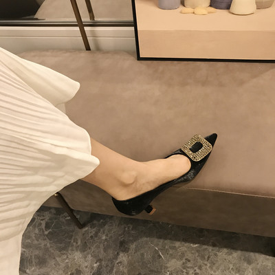 Modern női cipő fém díszítéssel és kövekkel