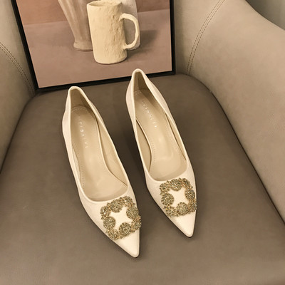 Modern női cipő fém díszítéssel és kövekkel