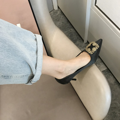 Modern női cipő fém díszítéssel és kövekkel