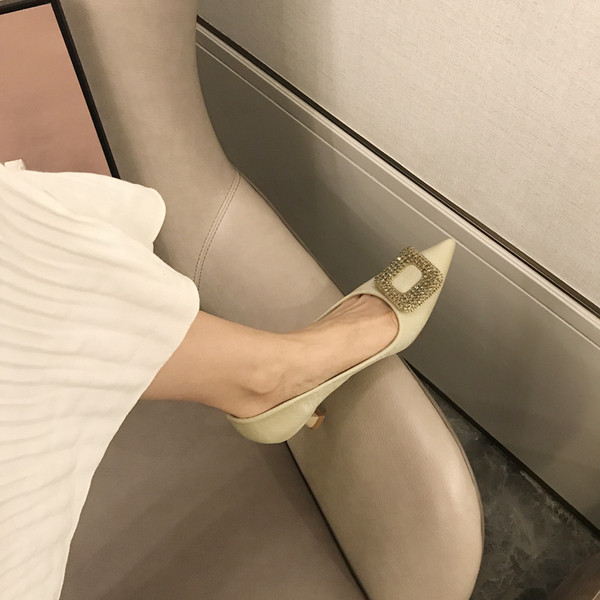 Modern női cipő fém díszítéssel és kövekkel