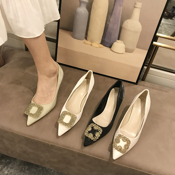 Modern női cipő fém díszítéssel és kövekkel